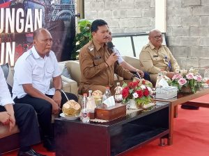 Walikota Madiun, Maidi saat menggelar jumpa pers terkait pembinaan JUKIR yang berlangsung di kantor Dinas perhubungan dan diikuti ratusan jukir di Kota Madiun, Senin (27/11/2023).