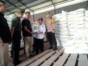 Pj. Bupati Madiun, Tontro Pahlawanto bersama tim Satgas pangan meninjau Gudang Bulog Jeruk Gulung, Balerejo, Rabu (28/2/2024).