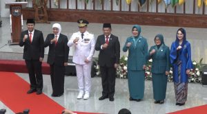 Sekdaprov Jatim Adhy Karyono resmi menduduki posisi Penjabat Gubernur Jawa Timur setelah dilantik oleh Mendagri Tito Karnavian pada Jumat (16/2/2024) di Jakarta.
