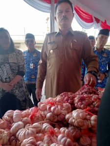 Wali Kota Madiun, Maidi saat mengecek gerai Gerakan Pangan Murah di Stadion wilis Kota Madiun yang laksanakan oleh Provinsi Jawa Timur