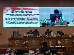 Penandatanganan berita acara peraetujuan bersama oleh DPRD dengan Walikota dalam Rapat paripurna DPRD, Jum'at (5/4/2024) yang berlangsung di Gedung Paripurna Kota Madiun.